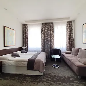 Royal Plaza מלון